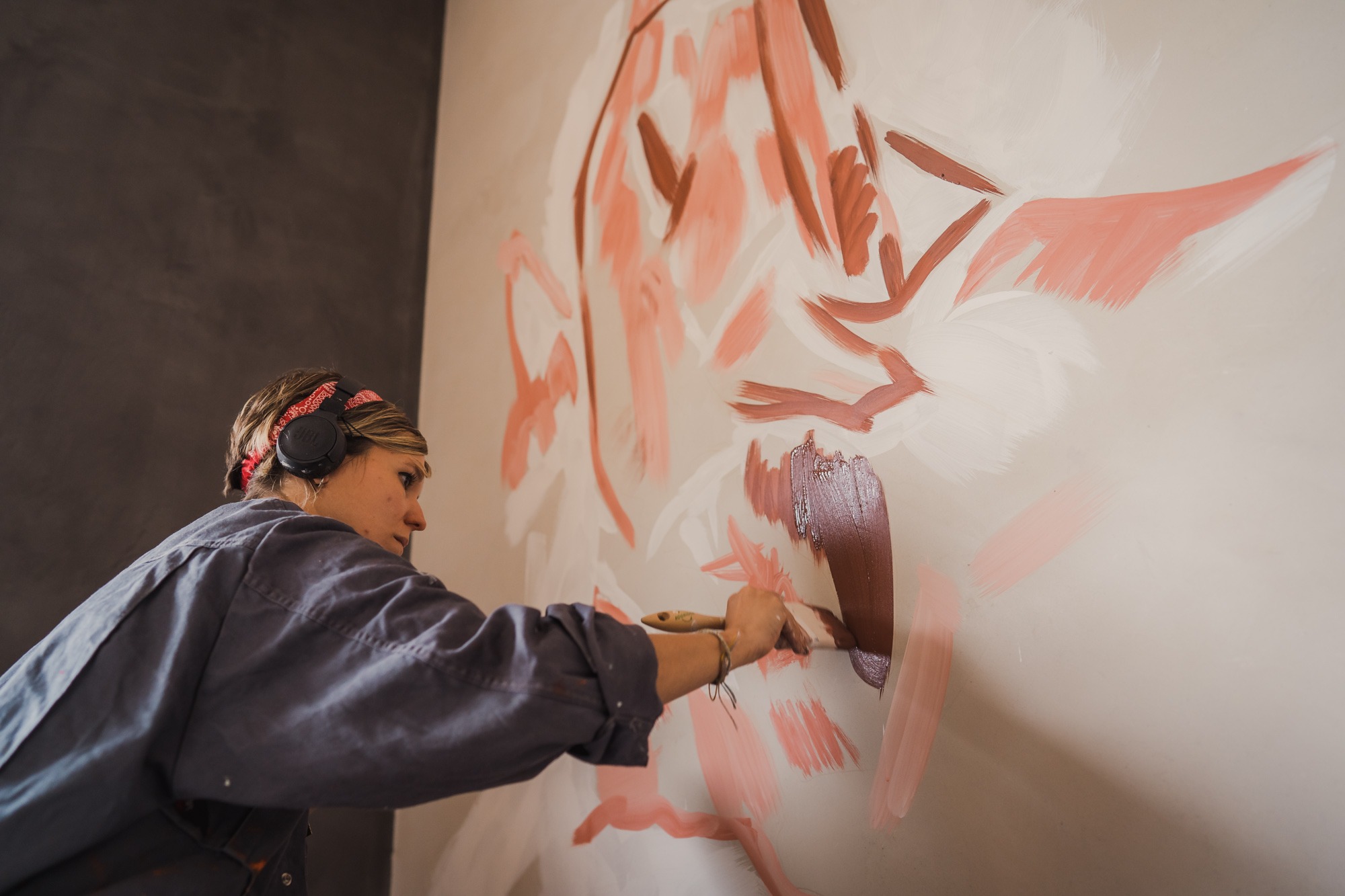 L'artista Lily Brik pinta el Wine-bar de Castell d'Or