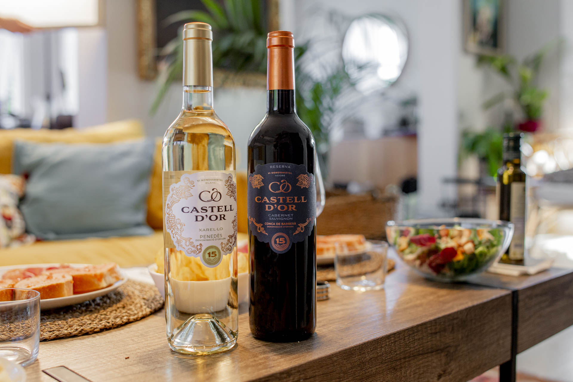 Ampolles de vi blanc i vi negre Castell d'Or