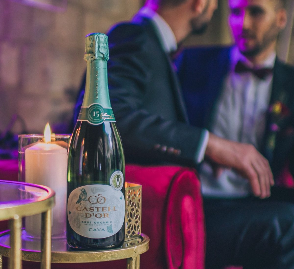 Amics amb Ampolla de Cava Brut Orgànic Castell d'Or