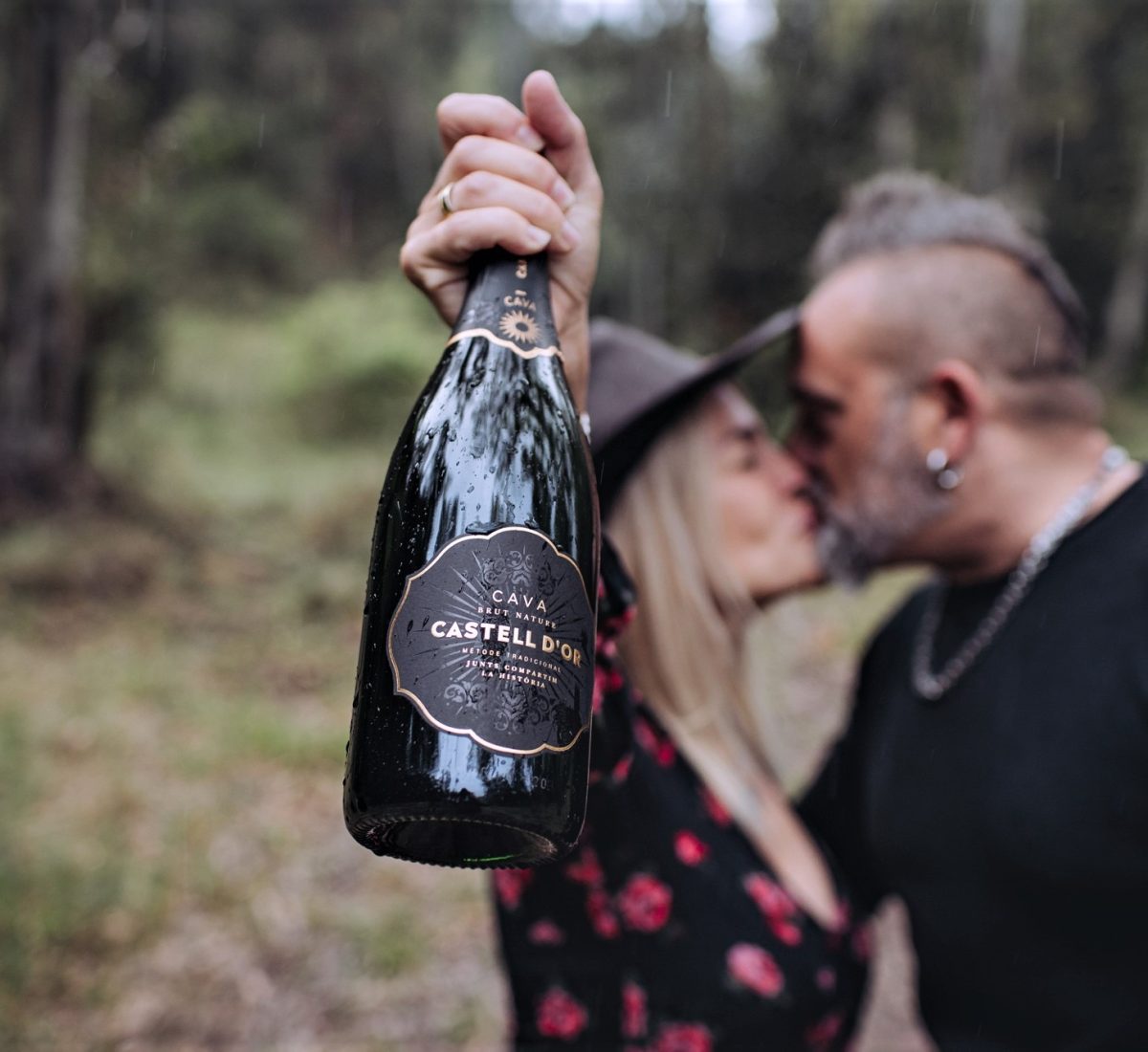 Parella amb ampolla de Cava Brut Nature Castell d'Or