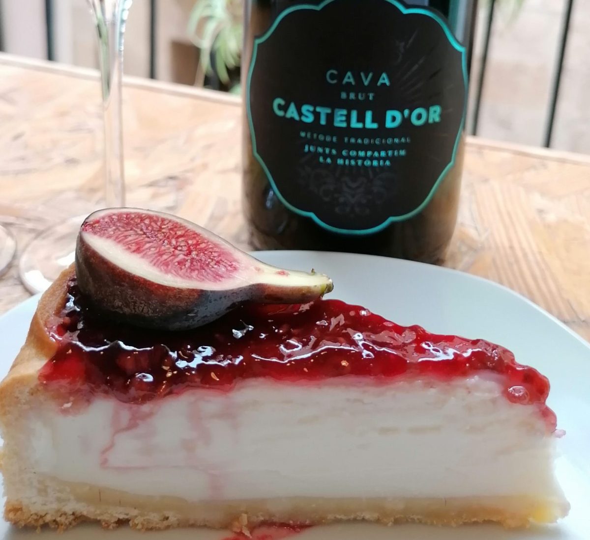 Cava Brut Castell d'Or amb pastís de formatge i mermelada de Figues