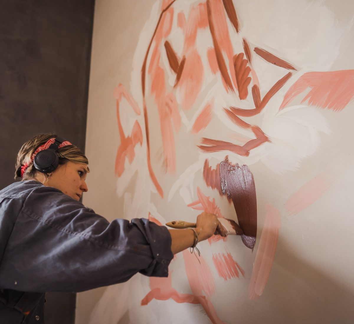 L'artista Lily Brik pinta el Wine-bar de Castell d'Or