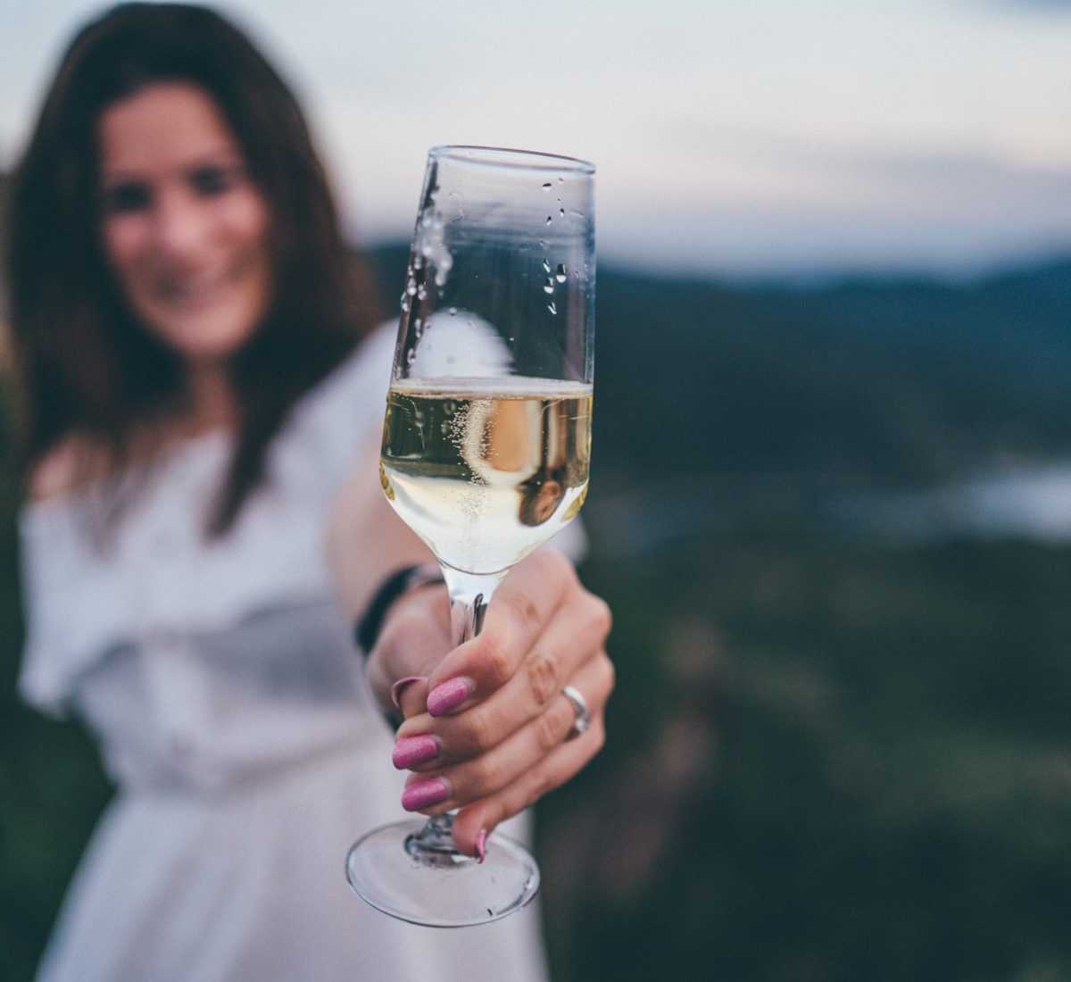 Dona amb copa de Cava