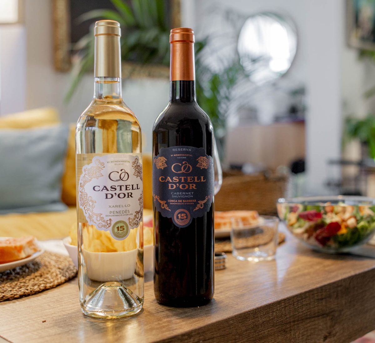 Ampolles de vi blanc i vi negre Castell d'Or