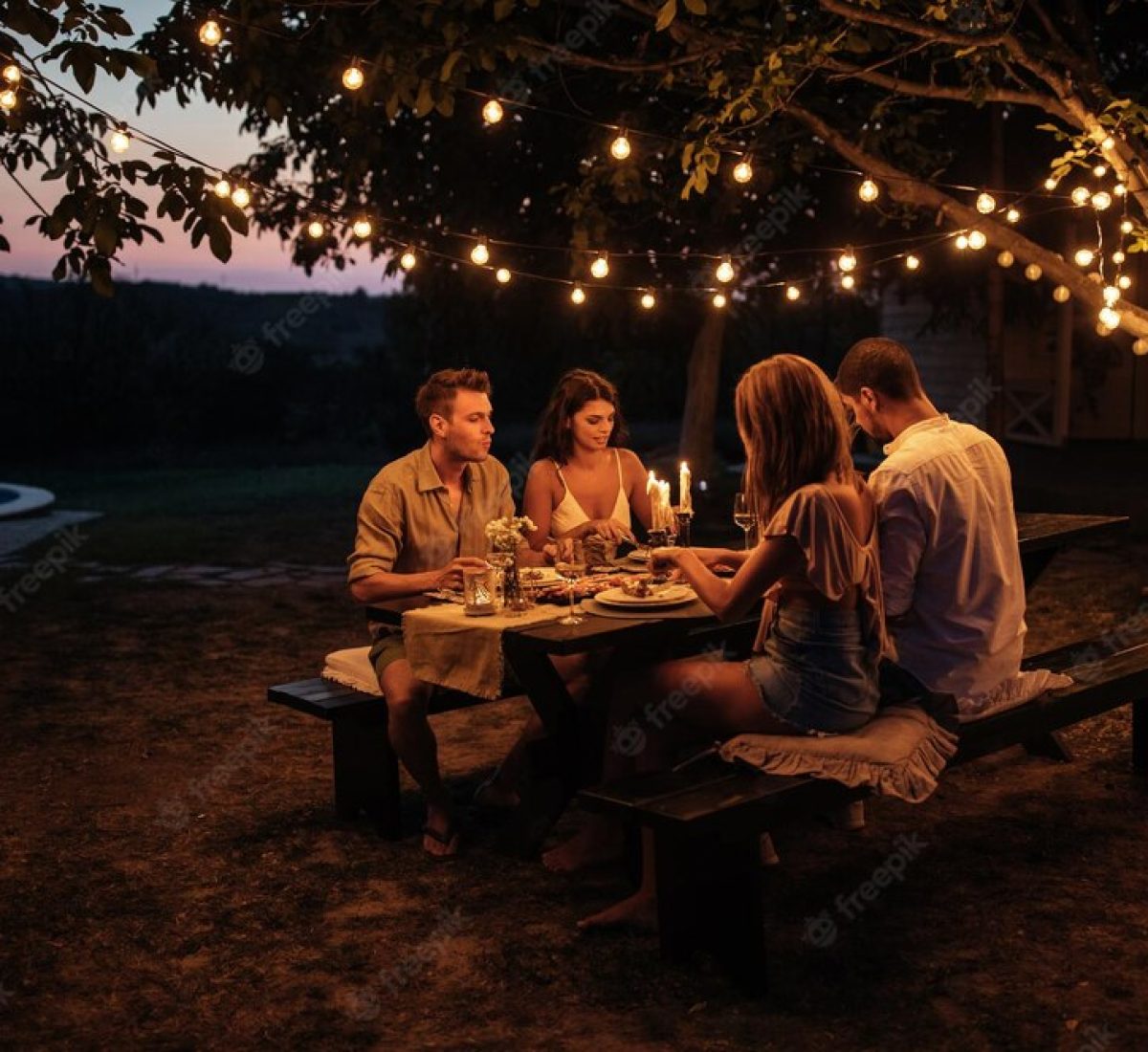 Parelles sopant al jardí